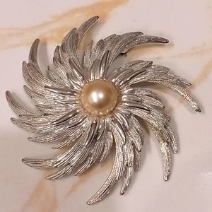 Vtg Sarah Coventry Silver Tone Sunburst Faux Pearl Flower Swirl Brooch Pin